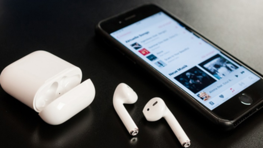 Sử dụng tai nghe/loa chất lượng để nâng tầm nghe nhạc trực tuyến